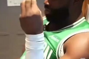 杰夫-格林防守杜兰特被吹犯规，抱怨道：天哪，是他先拉我啊！